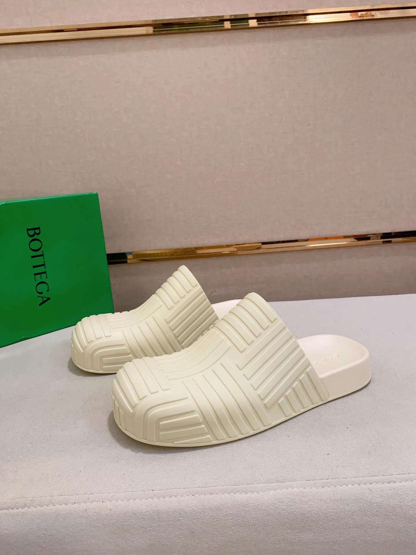 Men's shoes💰: 340💰Couple style👫【BV~Bottega Veneta】Trendy new slippers are on the market, the same style as the official website. Counter quality [strong][strong][strong] Selected rubber fabrics, high-end atmosphere, super cost-effective model. Original wear-resistant rubber outsole. Fine workmanship. The upper layer of materials is used. The quality is visible. Shoe size: Female 36-40. Male 38-46